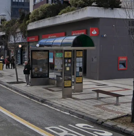 Marquesina en barrio de San Juan Marquesina publicitaria en avenida Bayona, barrio de San Juan (Pamplona)